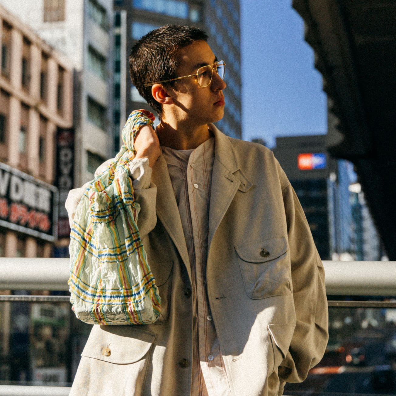 LOOK04